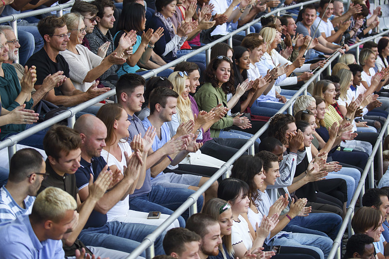 内马尔迎来七赛季出色发挥，美国队观众热烈欢呼！
